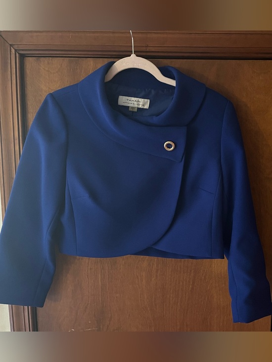 Tahari Jackets & Blazers - Tahari Crop Jacket Size 6